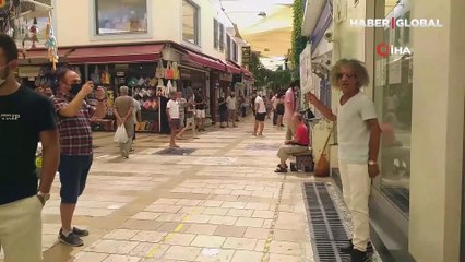 Bankanın önünde ilginç eylem: Paramı istiyorum