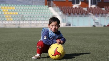 El niño afgano de la camiseta de plástico de Leo Messi teme a los talibanes