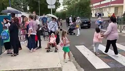 Rentrée sous la pluie pour les élèves de Madie Chauve à Martigues