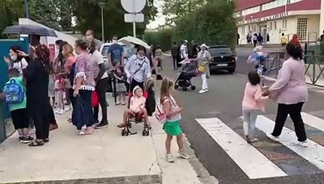 Rentrée sous la pluie pour les élèves de Madie Chauve à Martigues