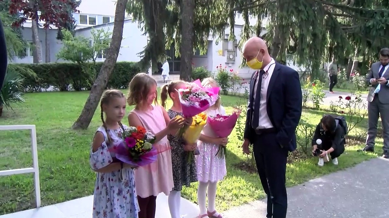 ZÁZNAM: Prvý školský deň - brífing premiéra E. Hegera