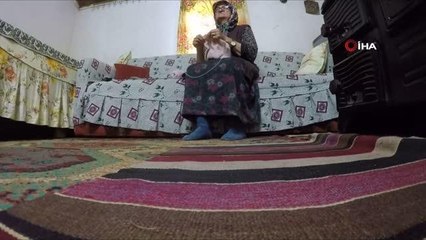 Trabzonlu Halime Nine, sırtında küfesiyle gençlere taş çıkartıyor