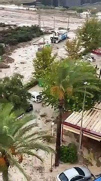 Una lluvia torrencial ha desbordado varias ramblas de la localidad murciana de Águilas.