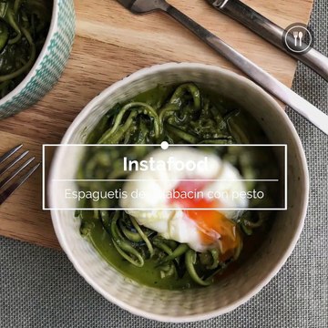 Espaguetis de calabacín con huevo poché