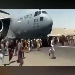 Video mostra pessoas caindo do avião