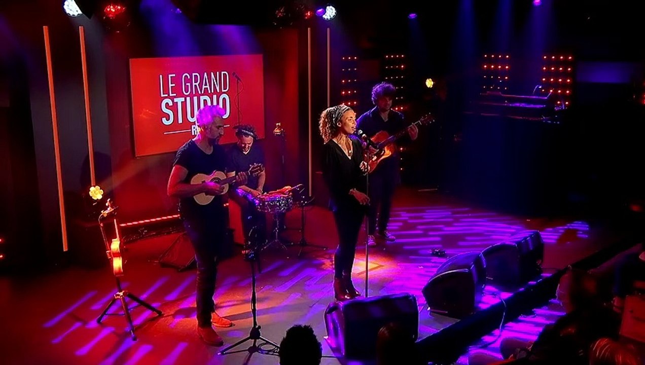 Annie Lalalove interprète "J'ai deux amours" dans "Le Grand Studio RTL"