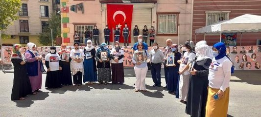 HDP ÖNÜNDEKİ ANNE BURAYA EVLATLARIMIZ İÇİN GELİYORUZ