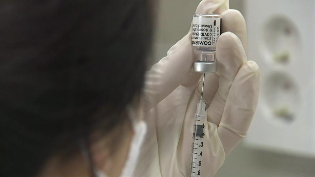 부산에서 유통기한 이틀 지난 코로나19 백신 8명에게 접종 / YTN