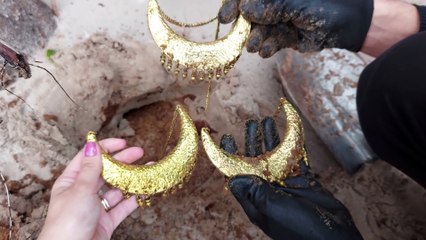 Unearthed pot FULL OF GOLD and JEWELS in ANCIENT ISLAND!!