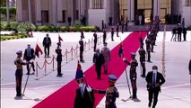 لقطات للحظة وصول جلالة الملك إلى القاهرة للمشاركة بالقمة الثلاثية واستقبال الرئيس المصري عبدالفتاح السيسي
