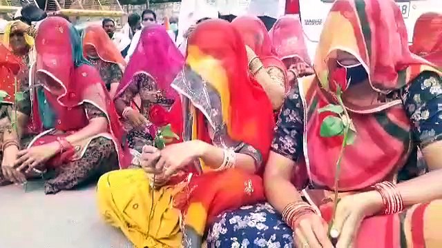 Watch- अनोखा ज्ञापन- न्याय के लिए गुलाब के फूल के साथ दिया ज्ञापन