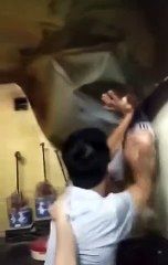 Người đàn ông rơi từ trần nhà xuống trúng bàn thờ