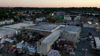 Скачать видео: Buildings damaged, trees uprooted in tornado