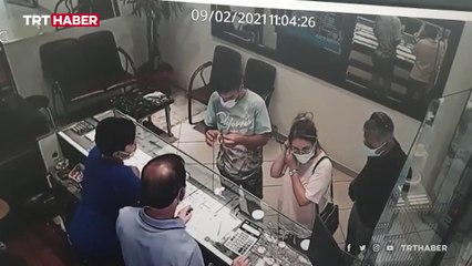 Kuyumcudan bileziği alıp kaçtı