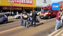 Carro e moto batem durante manobra de estacionamento na Avenida Brasil e jovem fica ferido