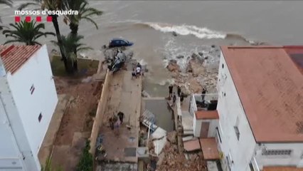 Los vecinos limpian los destrozos de la DANA en la zona de Alcanar en Tarragona