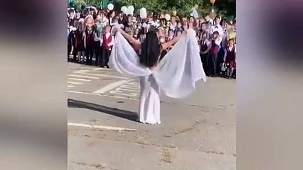 Dansöz kıyafeti giyip göbek atan öğretmen törene damga vurdu