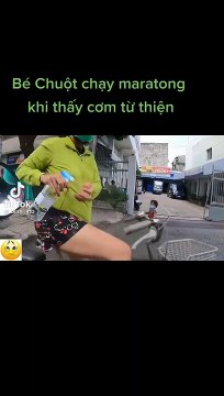 Clip bé gái chạy theo MTQ khi thấy cơm từ thiện khiến CĐM xúc động