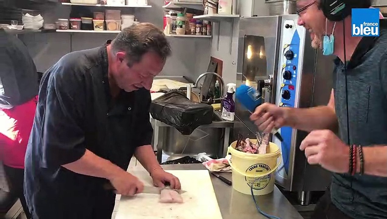 Stéphane Villetorte lève les filets d'un merlu dans son restaurant Influence à La Chapelle-Taillefer