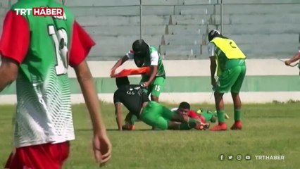 Sahayı arılar bastı, futbolcular ne yapacağını şaşırdı