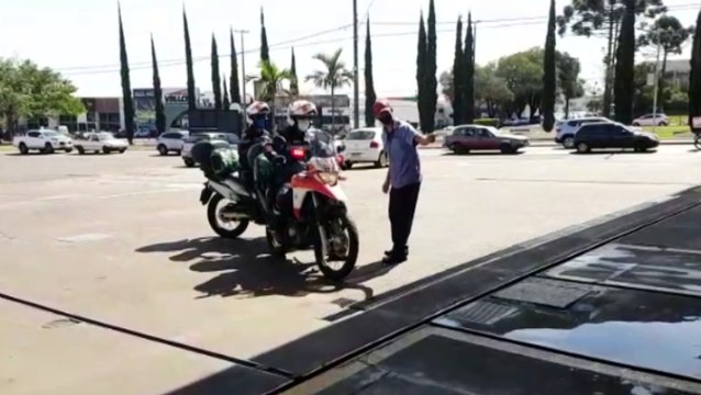 Socorristas do Samu prestam atendimentos a jovem em posto de combustíveis