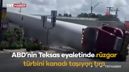 Rüzgar türbininin kanadını taşıyan tıra yük treni çarptı