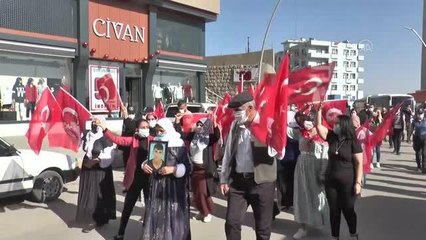 Descargar video: Son dakika haberleri! Terör örgütünün kaçırdığı evladına 6 yıl sonra kavuşan Şırnaklı aileden, HDP önünde halay