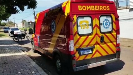 Mulher fica ferida após colisão entre carro e moto no Brasília