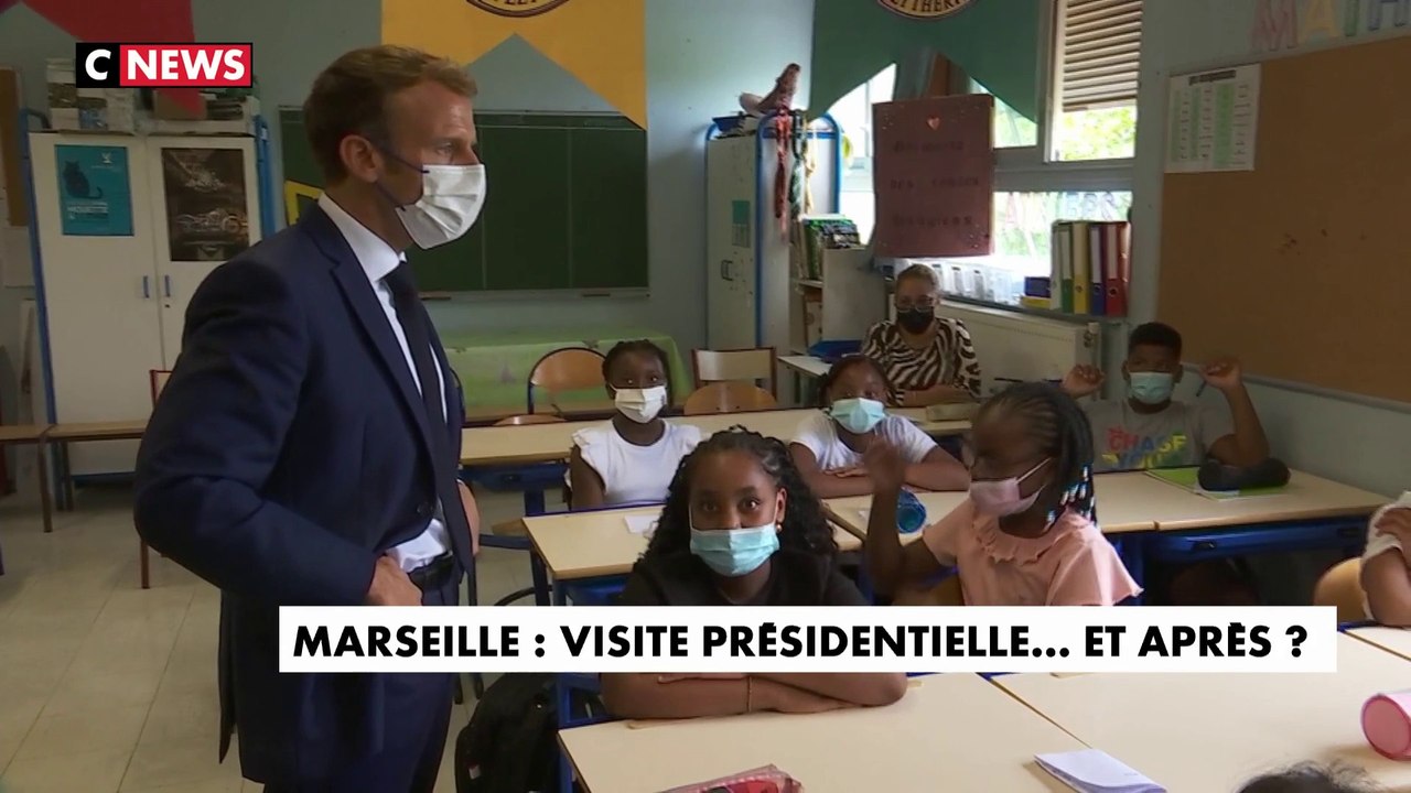 Emmanuel Macron dévoile son salaire à des enfants d'une école marseillaise