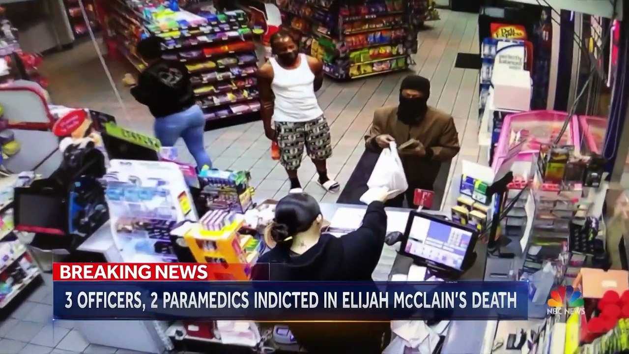 Trois policiers et deux infirmiers vont être poursuivis dans le Colorado pour le décès d'un jeune homme noir décédé en 2019 après avoir subi une clé au cou durant son interpellation puis s'être vu injecter de force un puissant calmant