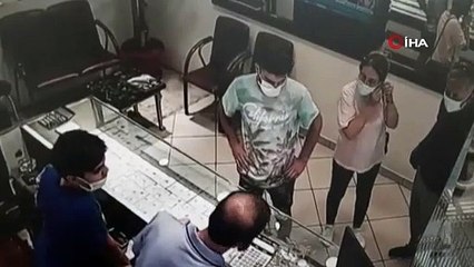 Satın alacakmış gibi inceledi, altın bilezikle kuyumcudan koşarak kaçtı