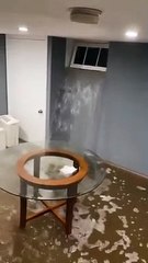 Il filme son appartement en sous-sol à New York pendant la tempête... inondation impressionnante