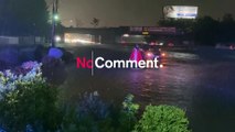 شاهد: إعصار آيدا يدفع سائقين لترك سيارتهم على طريق سريعة بولاية نيويورك خوفا من مياه الفيضانات