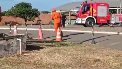 Bombeiro faz rapel de 12 metros de altura para pedir namorada em casamento