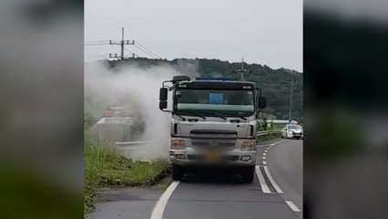 충남 서천 국도 달리던 탱크 트럭에서 염산 유출 / YTN