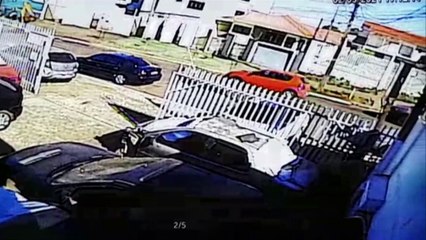 Câmera flagra momento em que ciclista atinge lateral de carro