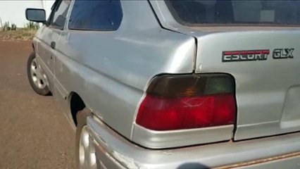 Veículo Escort está abandonado no final da Rua Chopinzinho no Bairro Angra dos Reis