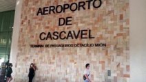 Venezuelanos chegam de avião a Cascavel e seguem de ônibus a Santa Catarina