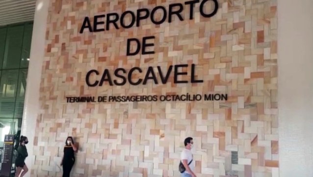 Venezuelanos chegam de avião a Cascavel e seguem de ônibus a Santa Catarina