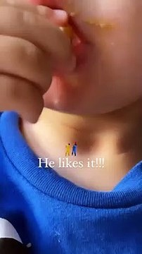 Isaiah (20 mois) fils de M.Pokora et Christina Milian, goûte pour la première fois de la pomme et du beurre de cacahuètes.