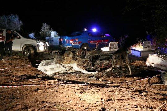 Takla atarak yol kenarına savrulan otomobilin içinde yanarak can verdi