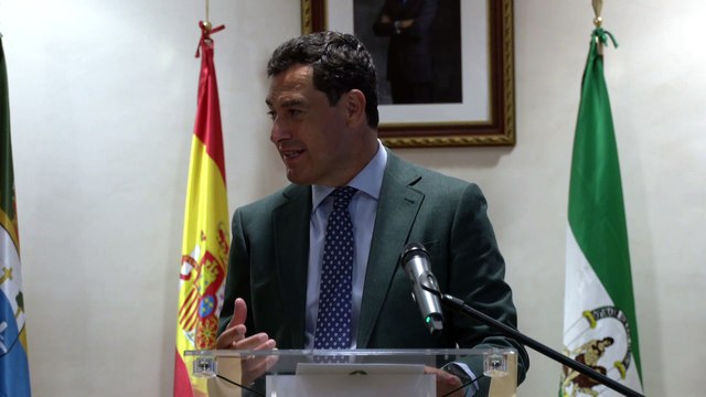 Moreno se reúne con el alcalde de Riogordo (Málaga) y defiende el proyecto de la Autovía del Agua