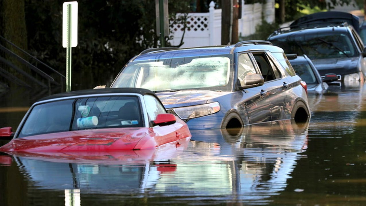 VIDEO: Streets turn into rivers as Hurricane Id...
