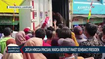 Jatuh Hingga Pingsan, Warga Berebut Paket Sembako Presiden