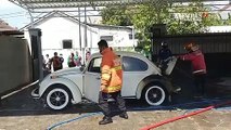 Mobil Antik Volkswagen Hangus Terbakar di Madiun