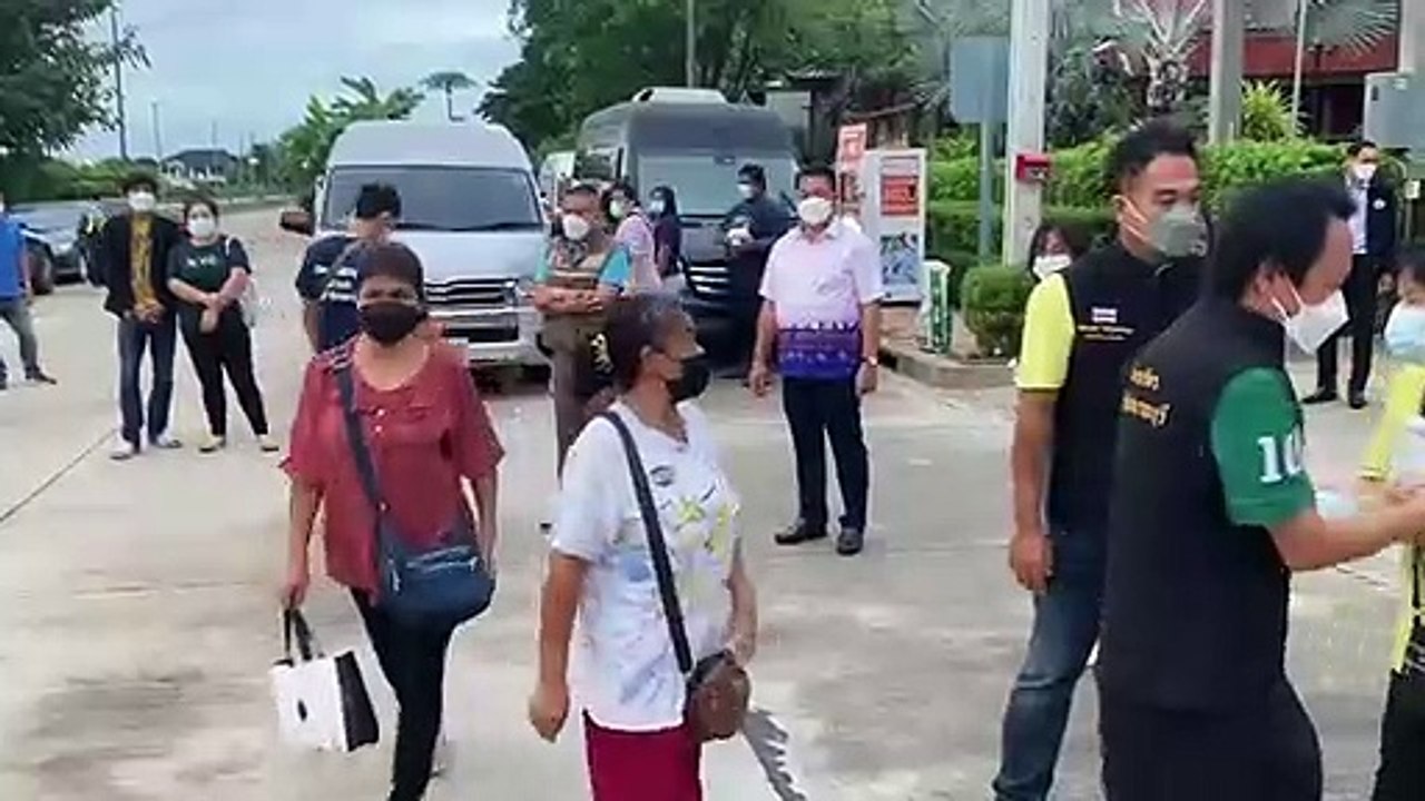 ชาวสุพรรณบุรีปลื้ม รมว.ทส.จับมือที่ปรึกษา ทส. สจ.พาฉีดวัคซีนป้องกันโควิด-19(คลิป)