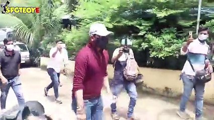 Friends of Sidharth Shukla, Hindustani Bhau, Rahul Mahajan & Ashok Pandit Arrive At Cooper Hospital.