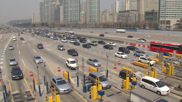 추석 연휴 고속도로 통행료 유료...휴게소 실내 취식 금지 / YTN