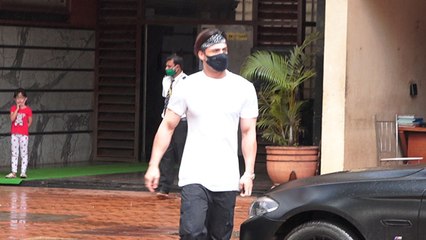 Sidharth Shukla Funeral: Sidharth को आखरी अलविदा कहने घर पहुंचे Asim Riaz |FilmiBeat