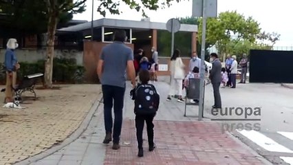 Alfonso de Borbón y Yoldi acompaña a su hijo hasta el colegio el primer día de clase